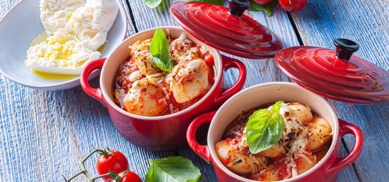 Kopytka z sosem pomidorowym, mozzarellą, bazylią i Parmigiano Reggiano