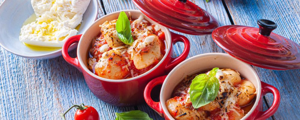 Kopytka z sosem pomidorowym, mozzarellą, bazylią i Parmigiano Reggiano