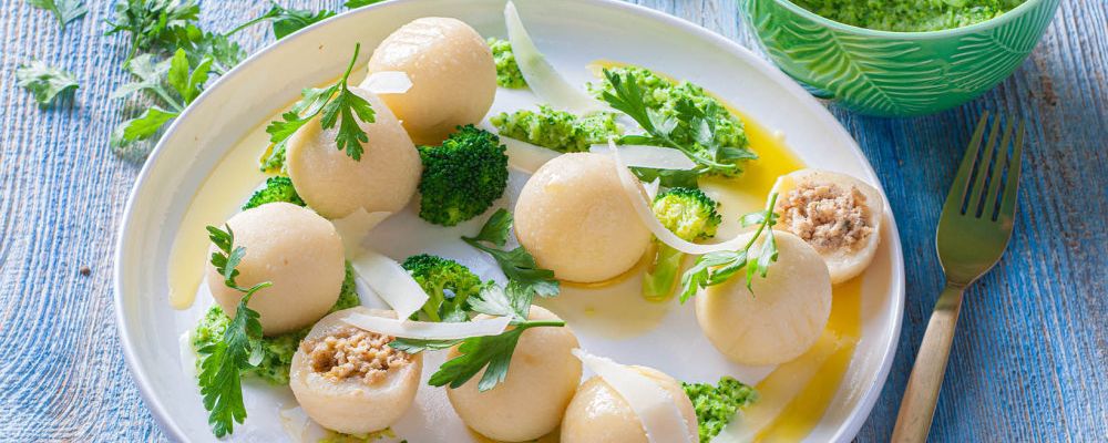 Pyzy z mięsem z kremem brokułowym, pietruszką i serem Pecorino Romano