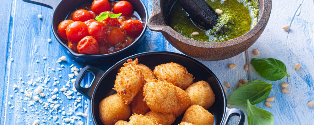 Smażone kopytka z sosem pomidorowym, Tabasco i pesto