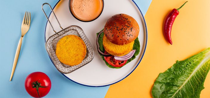 Burger wegański z sosem a’la Marie rose