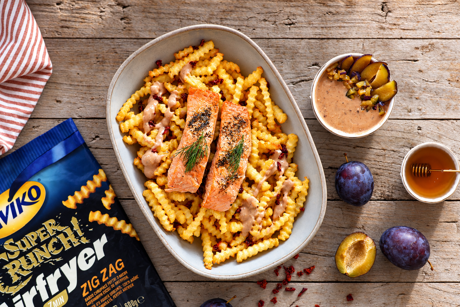 Frytki Airfryer Super Crunch z pieczonym łososiem i dipem z koziego sera ze śliwką