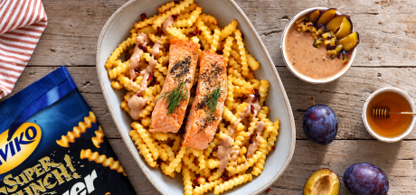 Frytki Airfryer Super Crunch z pieczonym łososiem i dipem z koziego sera ze śliwką