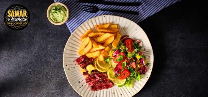 Stek z masłem z kiszoną cytryną, zieloną sałatą i frytki z majonezem i zhoug