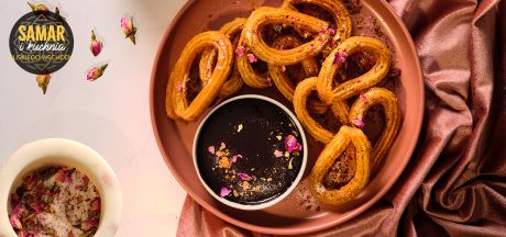 Churros z lawendowym cukrem i gorzką czekoladą