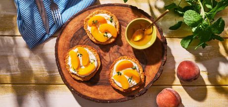 AVIKO Placki ziemniaczane na słodko - z serkiem śmietankowym, miodem, tymiankiem i brzoskwiniami