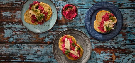 Placki ziemniaczane z chrzanowo-buraczanym sosem i wędzonym pstrągiem