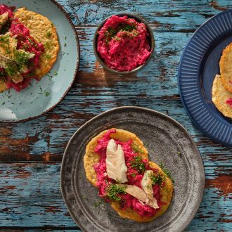Placki ziemniaczane z chrzanowo-buraczanym sosem i wędzonym pstrągiem