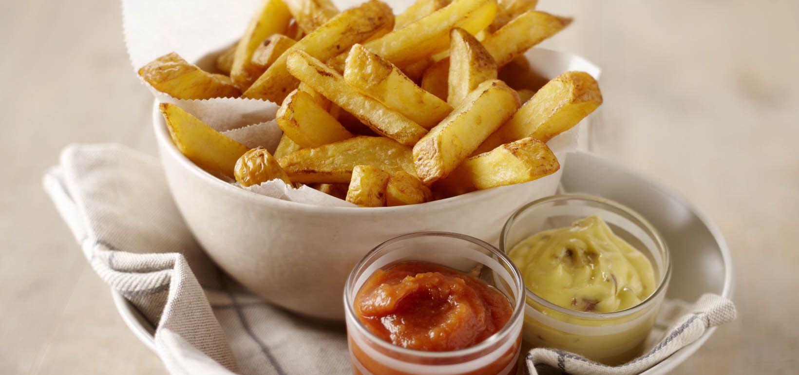 Frytki Mama's z domowym keczupem i majonezem o smaku anchois