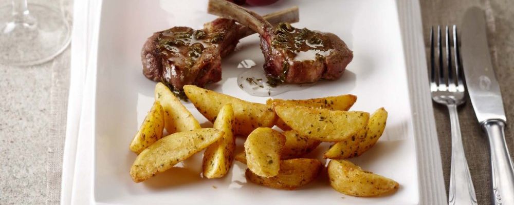 Cząstki ziemniaka z kotlecikami jagnięcymi, pieczoną cebulą i sosem miętowym