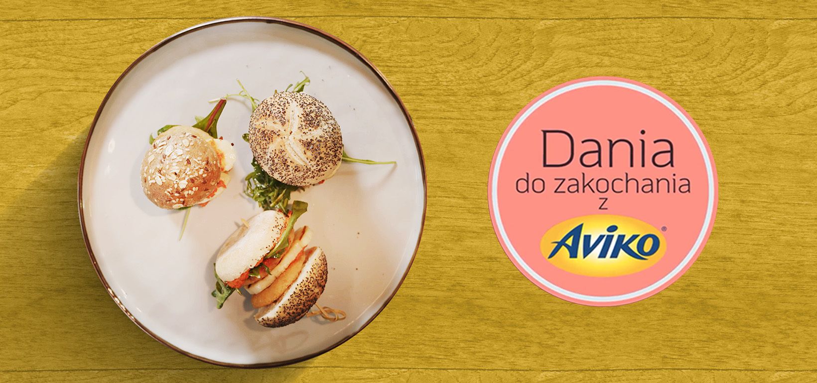 MINI BURGERY Z GRILLOWANYM HALLOUMI I KRĄŻKAMI CEBULOWYMI