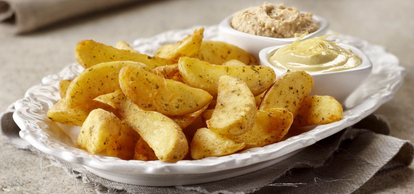 Cząstki ziemniaka o smaku czosnkowym z hummus-em i majonezem cytrynowym