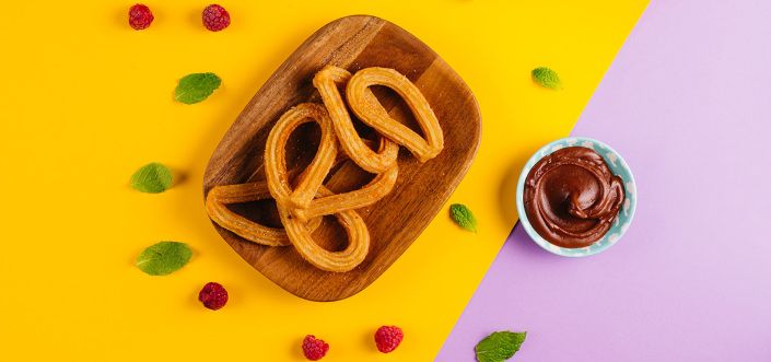 Churros z sosem z masła orzechowego i czekolady