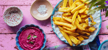 Domowe Mama's Fries z różowym dipem z buraka