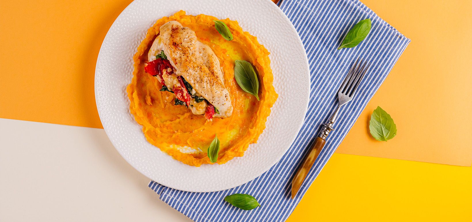 Pierś z kurczaka faszerowana pomidorami i mozzarellą podana z purée ziemniaczanym z marchewką