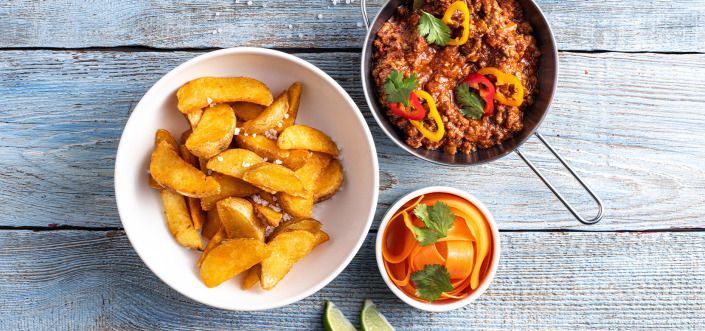 Chili con carne z sałatką z marchewki, limonki i kolendry podawane z pikantnymi Pati Parts Tex Mex