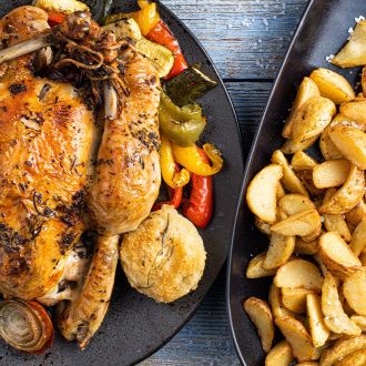 Chrupiący kurczak z pieczonymi warzywami i rozmarynem podawany z Pati Parts Garlic