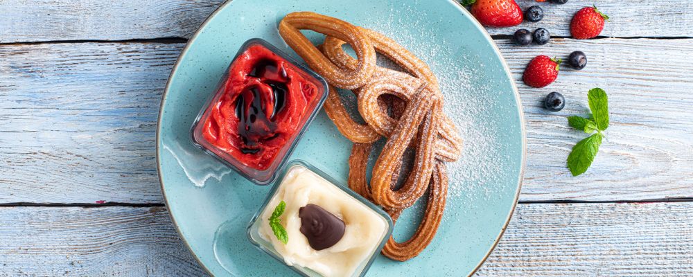 Churros z sorbetem truskawkowym i polewą z octu balsamicznego oraz sorbetem gruszkowym i polewą czekoladową