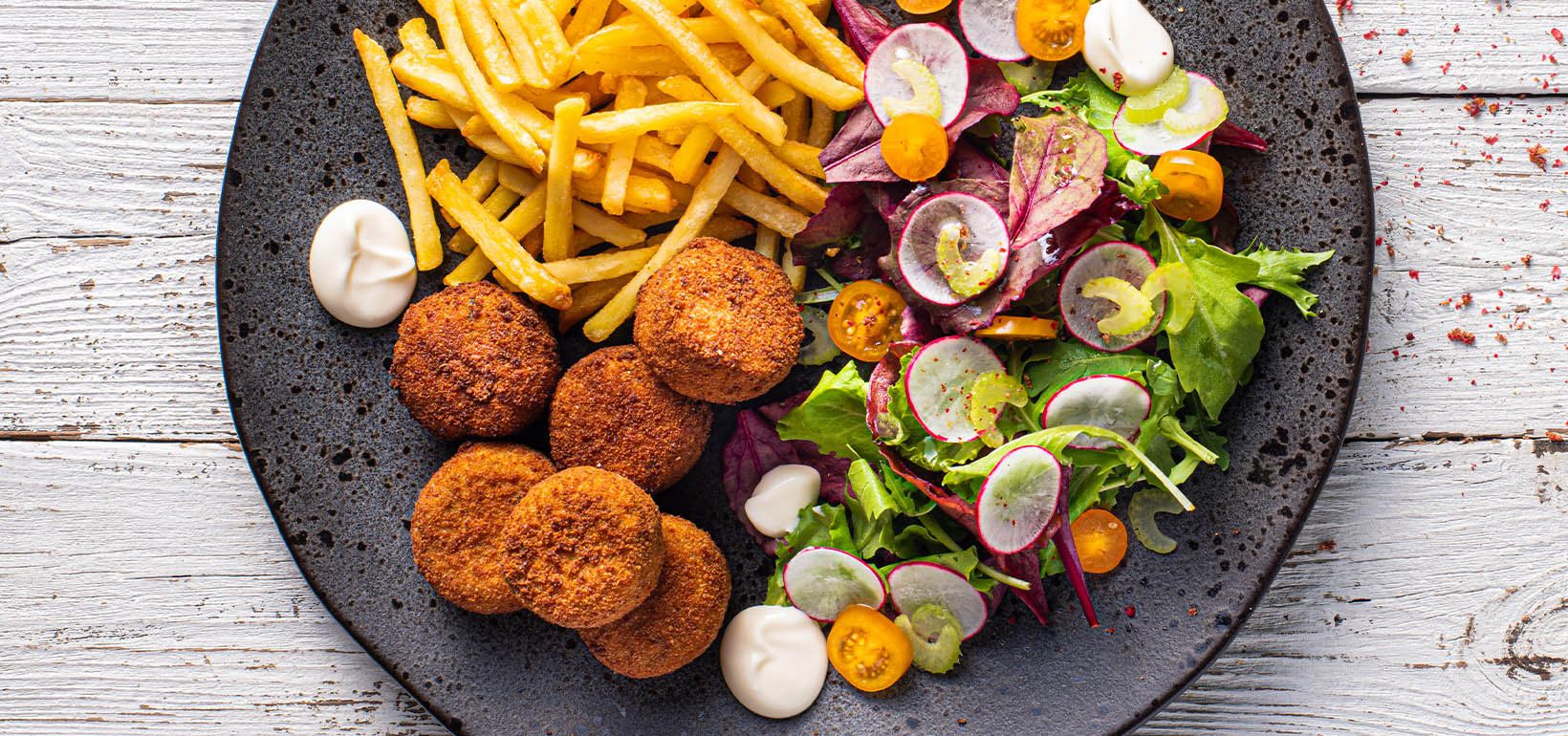 Pulpeciki z tuńczyka z domową sałatką i frytkami Super Crunch Julienne