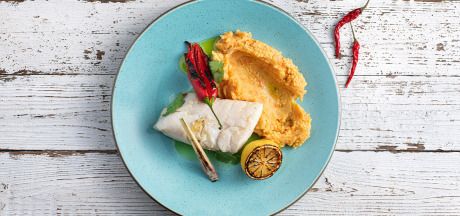 Dorsz duszony w winie, chili, kolendrze, trawie cytrynowej z purée z marchewką