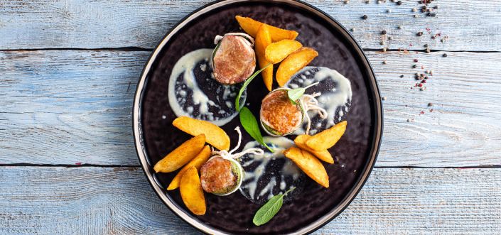 Medaliony z polędwicy wieprzowej z sosem serowym podawane z Pati Parts Tex Mex