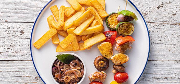 Szaszłyki z kurczaka  z salsiccią, warzywami i karmelizowaną cebulą oraz Steak Fries