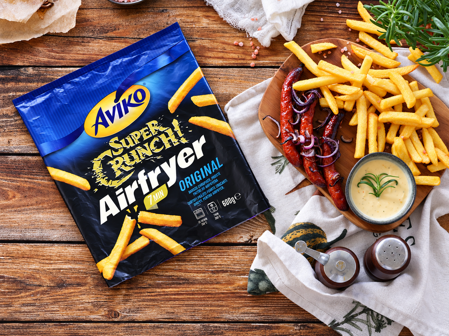 Frytki Airfryer Super Crunch z frankfurterkami, cebulą i dipem miodowo-musztardowym