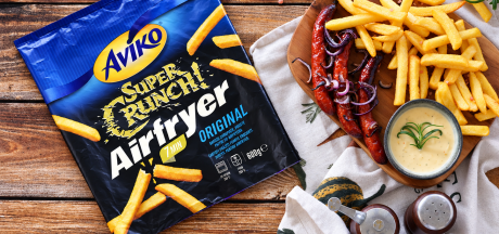 Frytki Airfryer Super Crunch z frankfurterkami, cebulą i dipem miodowo-musztardowym