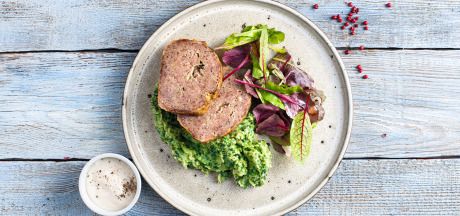 Pieczeń rzymska z surówką i sosem aioli podawana z purée ze szpinakiem