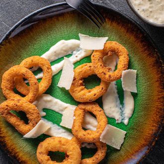 Krążki cebulowe podawane z sosem cztery sery