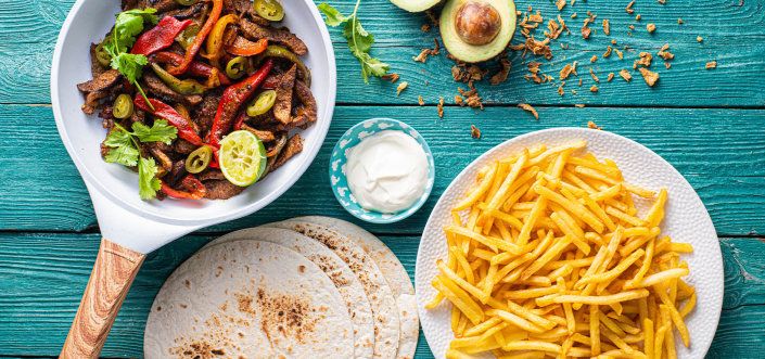 Fajitas wołowe z cebulą, papryką i kwaśną śmietaną i frytkami Super Crunch Julienne