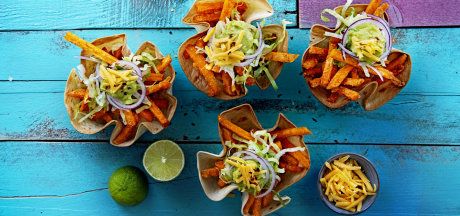 Kolorowe miseczki tacos z frytkami z batatów i guacamole i serem cheddar