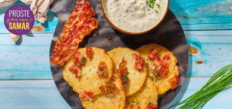 Placki ziemniaczane z sosem jogurtowo-czosnkowym i chipsami z boczku 