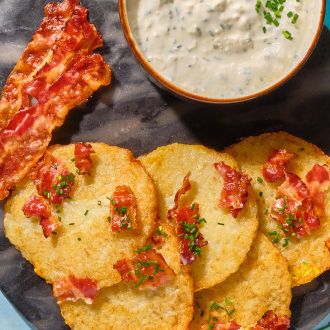 Placki ziemniaczane z sosem jogurtowo-czosnkowym i chipsami z boczku