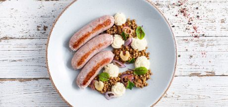 Soczewica z salsiccią, czyli włoską białą kiełbaską, selerem i pomidorami z purée z mlekiem i masłem