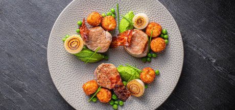 Mini Rösti z medalionami z polędwicy wieprzowej z chrupiącym bekonem i kremem ze świeżego groszku