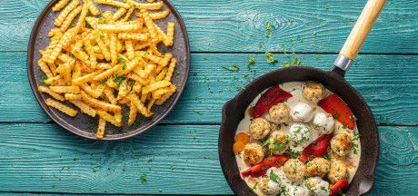 Pulpeciki z białego mięsa duszone z sosem serowym, papryką, czosnkiem i Super Crunch Zig Zag