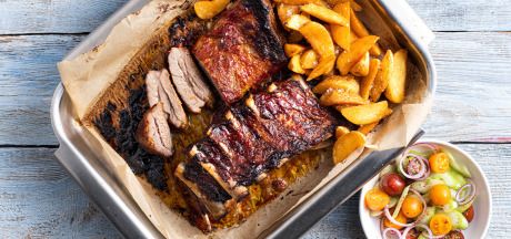 Żeberka marynowane sosem salsa BBQ z sałatką, kolendrą i kwaśną śmietaną podawane z pikantnymi Pati Parts Tex Mex